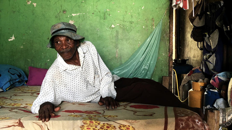 Un hombre mayor en su casa en una de las haciendas de Furukawa.