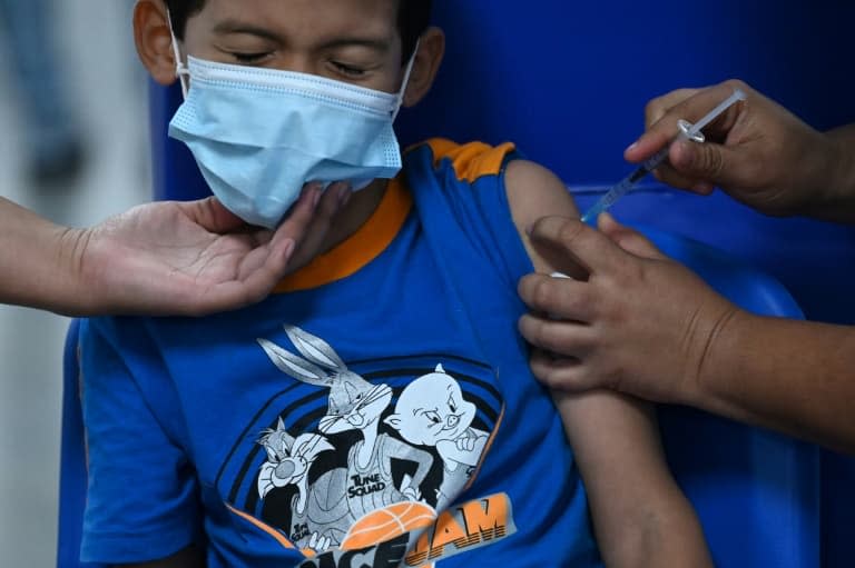 Un enfant reçoit une dose du vaccin anti-Covid.  - MARVIN RECINOS © 2019 AFP