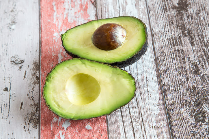 Para conservar la frescura del aguacate, es importante evitar el contacto con el aire. – Foto: Westend61/Getty Images