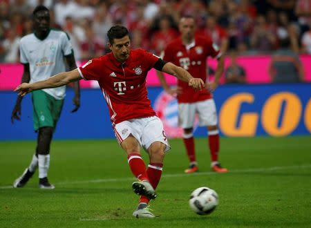 Football Soccer - Bayern Munich v Werder Bremen - German Bundesliga - Allianz Arena, Munich, Germany - 26/08/16 - Bayern Munich's Robert Lewandowski scores the sixth goal against Werder Bremen. REUTERS/Michaela Rehle