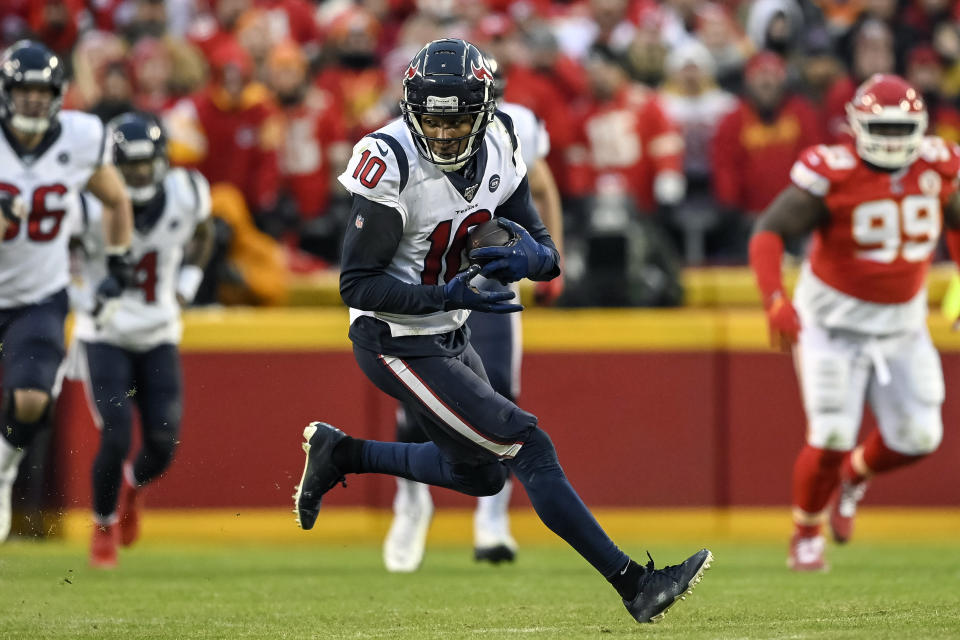 ARCHIVO - En imagen de archivo del 12 de enero de 2020, el wide receiver DeAndre Hopkins (10), de los Texans de Houston, avanza con el balón en un duelo con los Chiefs, en Kansas City. (AP Foto/Reed Hoffmann, archivo)