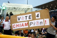 SPP candidate Benjamin Pwee poses with a supporter and a banner. (Yahoo! photo/ Alicia Wong)