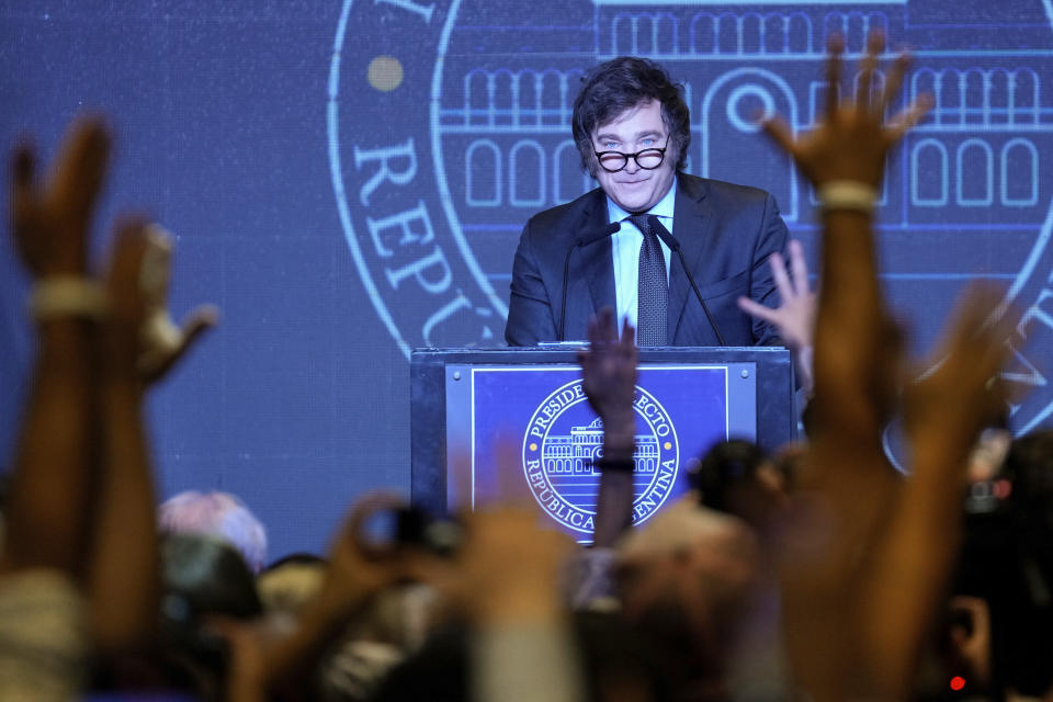 El candidato de la coalición Libertad Avanza, Javier Milei, habla después de su victoria en el balotaje presidencial sobre Sergio Massa, ministro de Economía y candidato del oficialismo, en Buenos Aires, Argentina, el domingo 19 de noviembre de 2023. (AP Foto/Natacha Pisarenko)