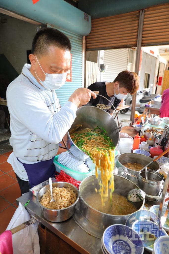 午餐時段客人持續湧入，老闆陳世明趕著把一桶桶大麵羹倒進攤車上的釜鍋開賣。