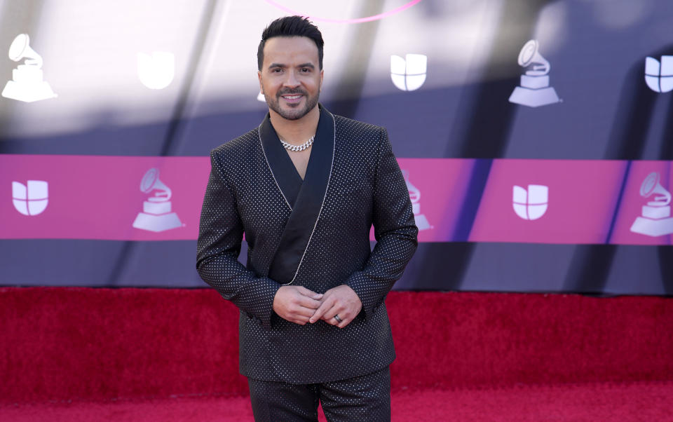 Luis Fonsi llega la 23a entrega anual del Latin Grammy en la Mandalay Bay Michelob Ultra Arena el jueves 17 de noviembre de 2022. (Foto AP/John Locher)