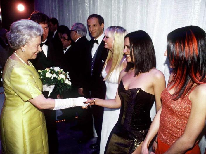 La reine Elizabeth rencontre les Spice Girls