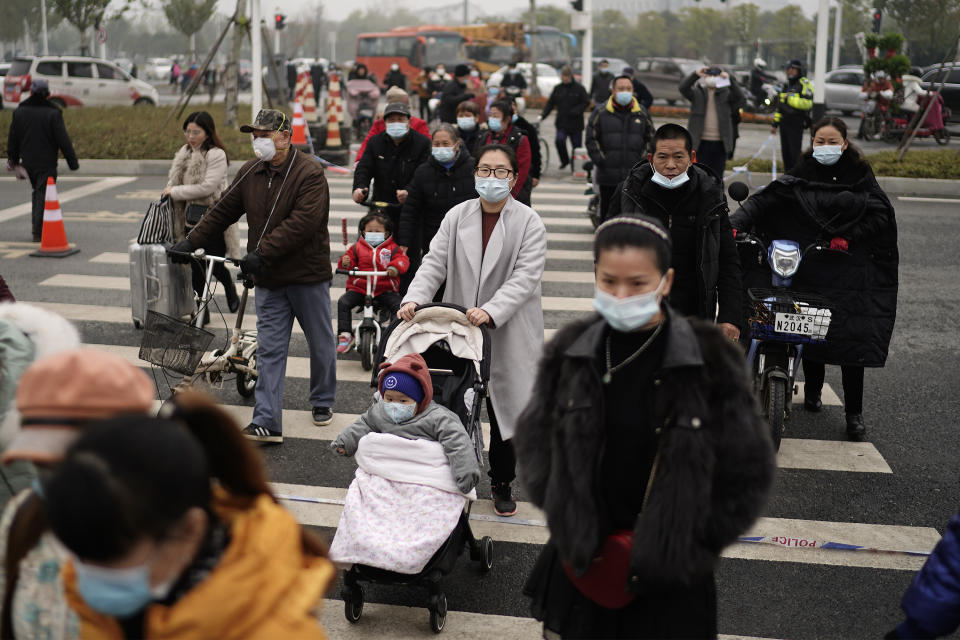 WUHAN, CHINA - DECEMBER 11: （CHINA OUT）Residents wear the mask during a new Wanda Plaza opening ceremony on December 11, 2020 in Wuhan, Hubei Province,China. Wuhan With no recorded cases of community transmissions since May, life for residents is gradually returning to normal.(Photo by Getty Images)