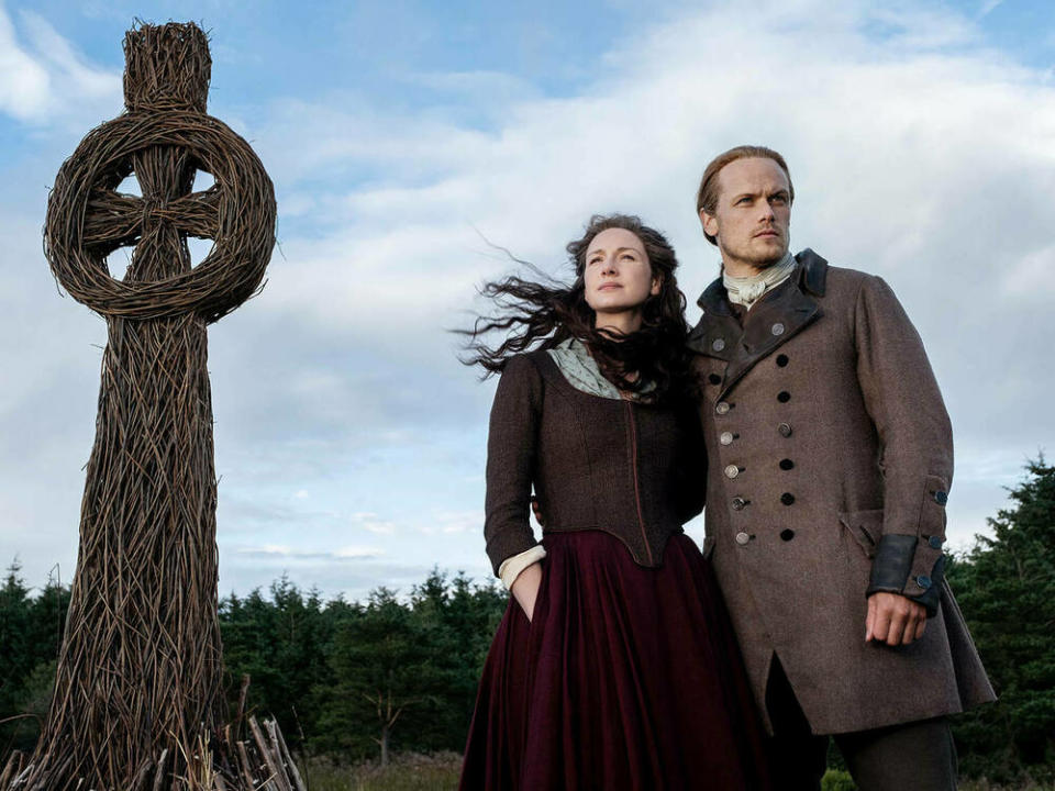 Caitriona Balfe und Sam Heughan spielen die Hauptrollen in der Erfolgsserie "Outlander", die auf Diana Gabaldons Highland-Saga basiert. (Bild: imago images/ZUMA Press)