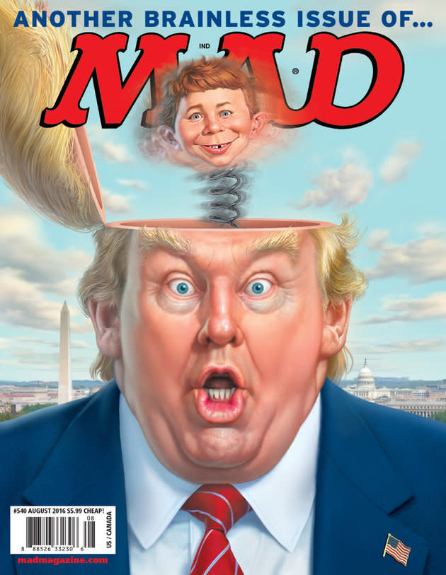 MAD vuelve a las andanzas con esta controversial portada que muestra a Trump con la cabeza abierta y el famoso personaje (conocido por su falta de ‘preocupación’) de la revista saliendo del cerebro del candidato. (Agosto 2016)