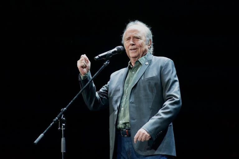 Serrat cantó, recordó su historia familiar y volvió a contar con la complicidad de un público fiel como pocos