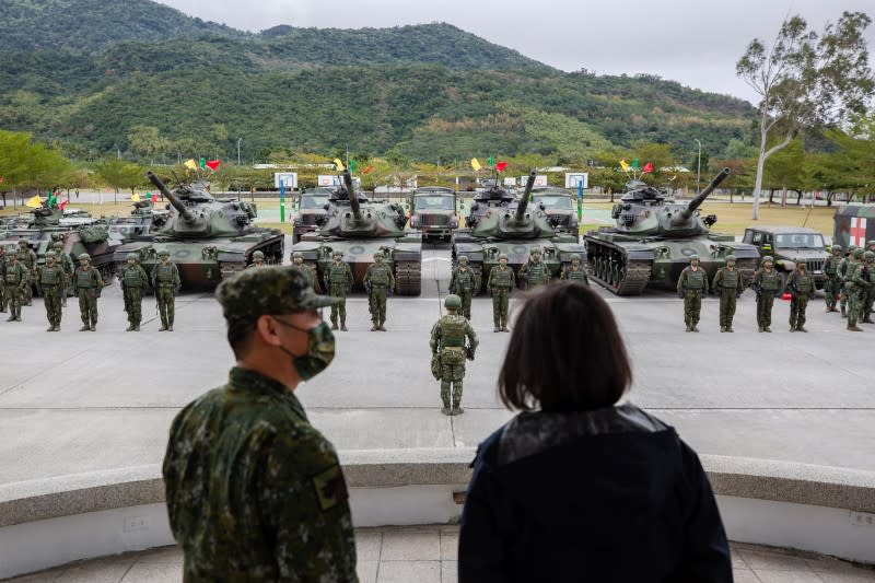 20220121-總統蔡英文（右）21日視導陸軍台東地區指揮部。（總統府提供）