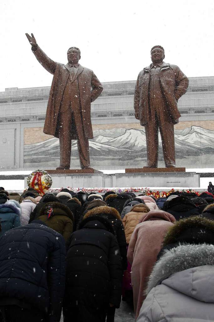 2月16日是北韓前領導人金正日冥誕，北韓民眾在平壤聚集為他悼念。（美聯社）