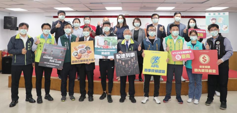 台南市政府2日舉行「2022年台南古都國際半程馬拉松」賽前記者會，公布1萬5391人參賽。（記者陳治交攝）