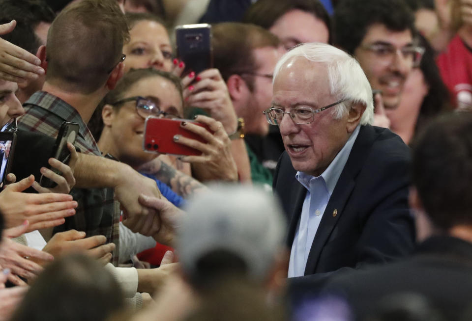 ARCHIVO - En esta imagen de archivo del domingo 16 de febrero de 2020, el senador independiente de Vermont Bernie Sanders, aspirante a la candidatura demócrata a la presidencia de Estados Unidos, saluda a sus seguidores tras un acto de campaña en Denver, Colorado. (AP Foto/David Zalubowski, Archivo)