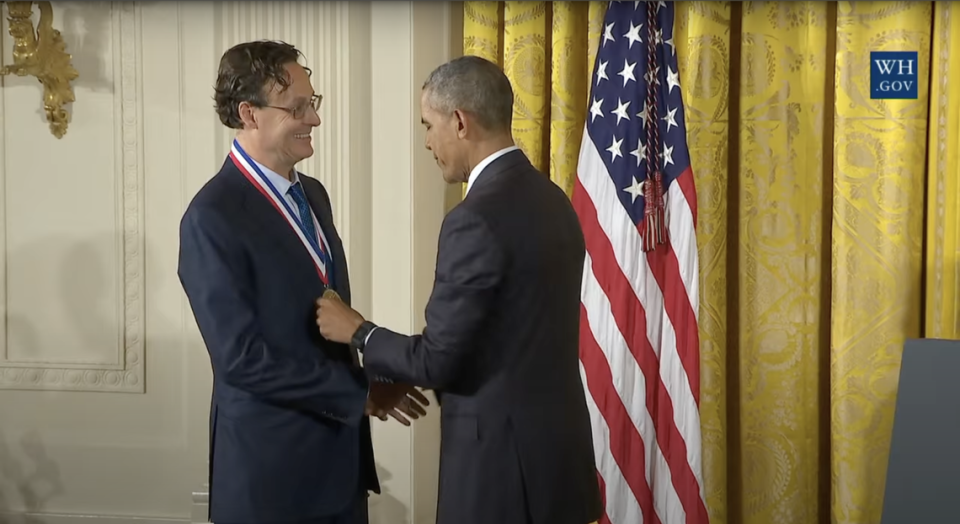 Jonathan Rothberg recibe la Medalla Nacional de Tecnología e Innovación de manos del presidente Barack Obama en 2016.