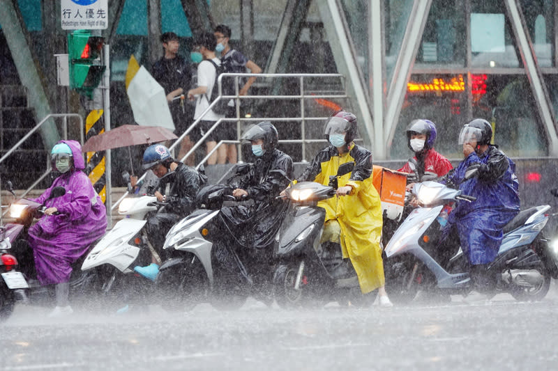 機車騎士等待通行，圖片來源：中央社。