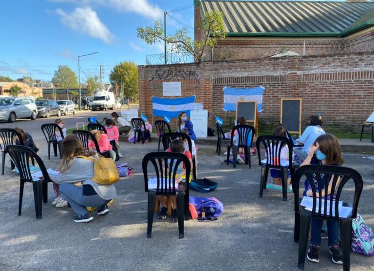 Alumnos de tercer grado, con clases en una plaza de San Isidro