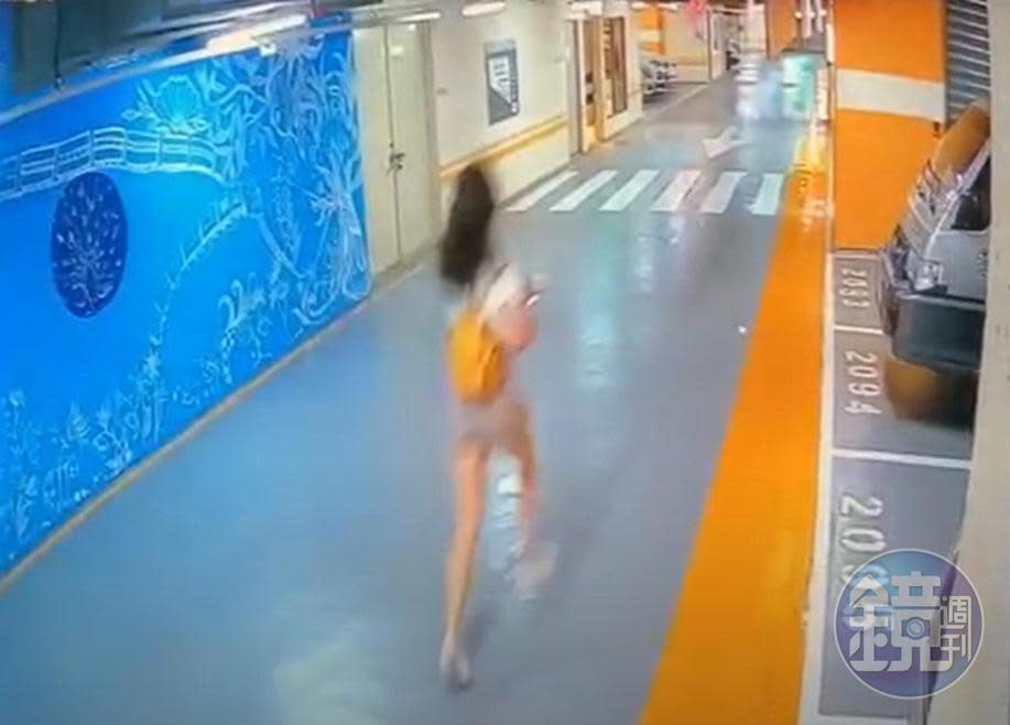 林女遭抓包停車場私會人夫，當場逃走。（讀者提供）