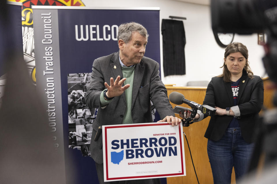 El senador Sherrod Brown (demócrata por Ohio) conversa con los medios de comunicación en Dayton, Ohio, el 18 de marzo de 2024. (Maddie McGarvey/The New York Times).