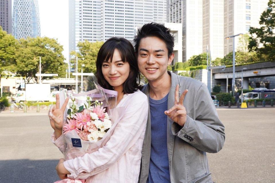 小松菜奈（左）和菅田將暉2019年3度合作，在拍攝電影《線：愛在相逢時》時假戲真做升格情侶。（翻攝自《線：愛在相逢時》Twitter）