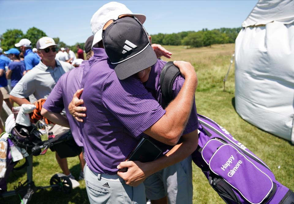 El entrenador en jefe de Bloomington South, Dustin Carver, y Happy Gilmore se abrazan después de la segunda ronda de Gilmore durante las finales estatales de golf masculinas de la IHSAA en Prairie View Golf Club en Carmel, Indiana, el miércoles 12 de junio de 2024.