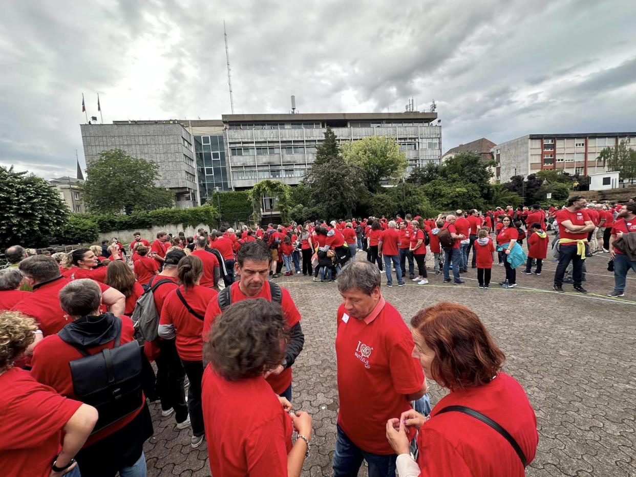 529 personnes ont contribué à former le plus grand bretzel humain du monde le 27 mai 2024 en Alsace.