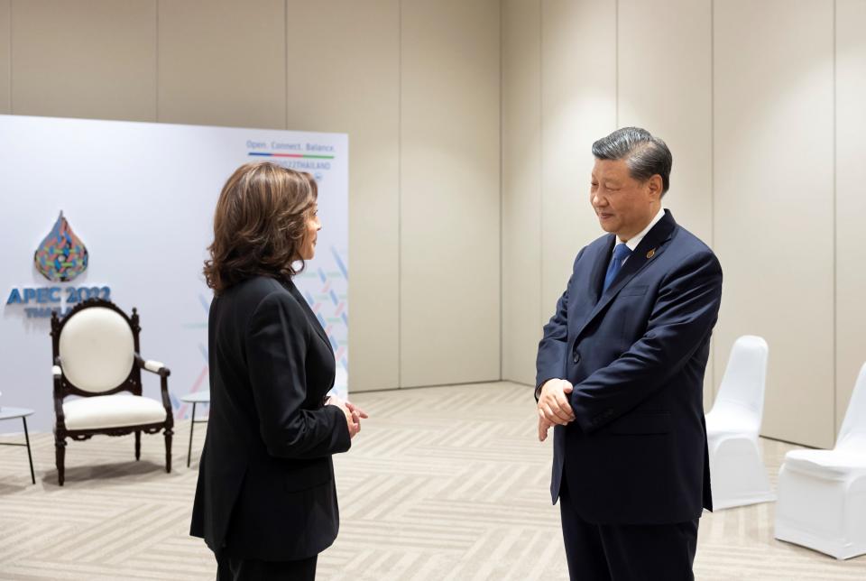 Vice President Kamal Harris meets with Chinese leader Xi Jinping at the APEC 2022 forum.