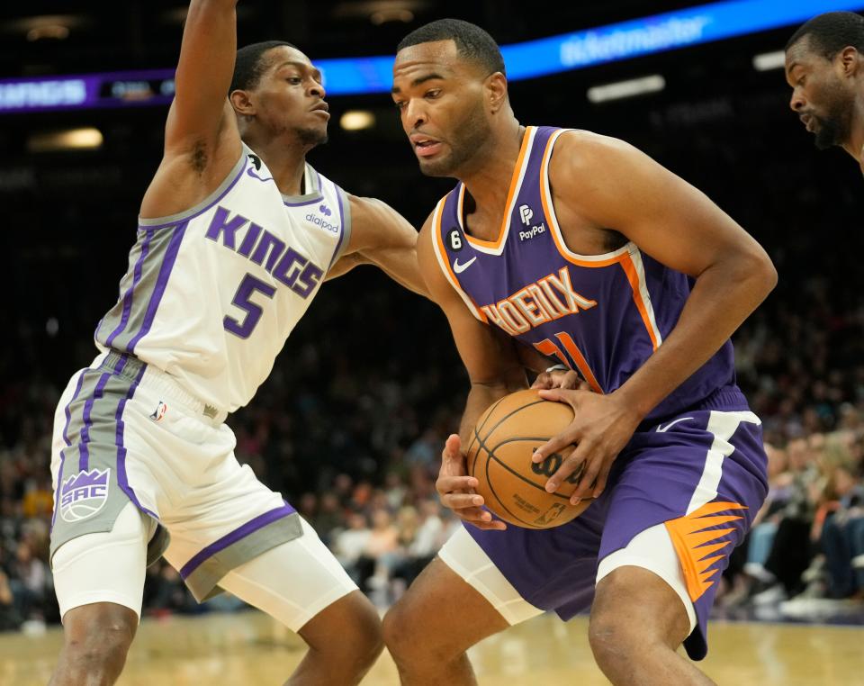 Phoenix Suns forward T.J. Warren (21) is defended by Sacramento Kings guard De'Aaron Fox (5) during the first quarter at Footprint Center in Phoenix on Feb. 14, 2023.