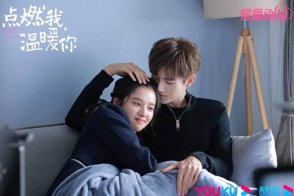 陳飛宇與張婧儀在《點燃我，溫暖你》劇中甜密互動被網友稱為「命韻峋環」CP。（網路圖片）