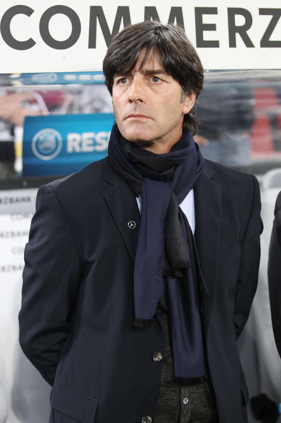 Zwar hat es für die deutsche Nationalmannschaft 2010 noch nicht für den Titel gereicht, Jogi wird aber eindeutig Fashion-Weltmeister! Wie kaum ein anderer zelebriert der Bundestrainer den Easy Chic – und macht den Herrenschal salonfähig. Seine Lieblingskombination überzeugt die komplette Spieldauer: weißes Shirt zum grauen Cardigan, dazu wählt Jogi einen schwarzen Anzug sowie einen schwarz-blauen Seidenschal.