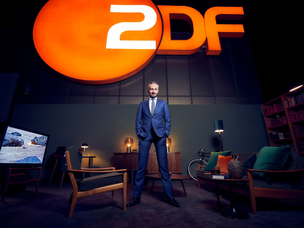Jan Böhmermann in seinem neuen Studio des "ZDF Magazin Royale" (Bild: © ZDF/Jens Koch)