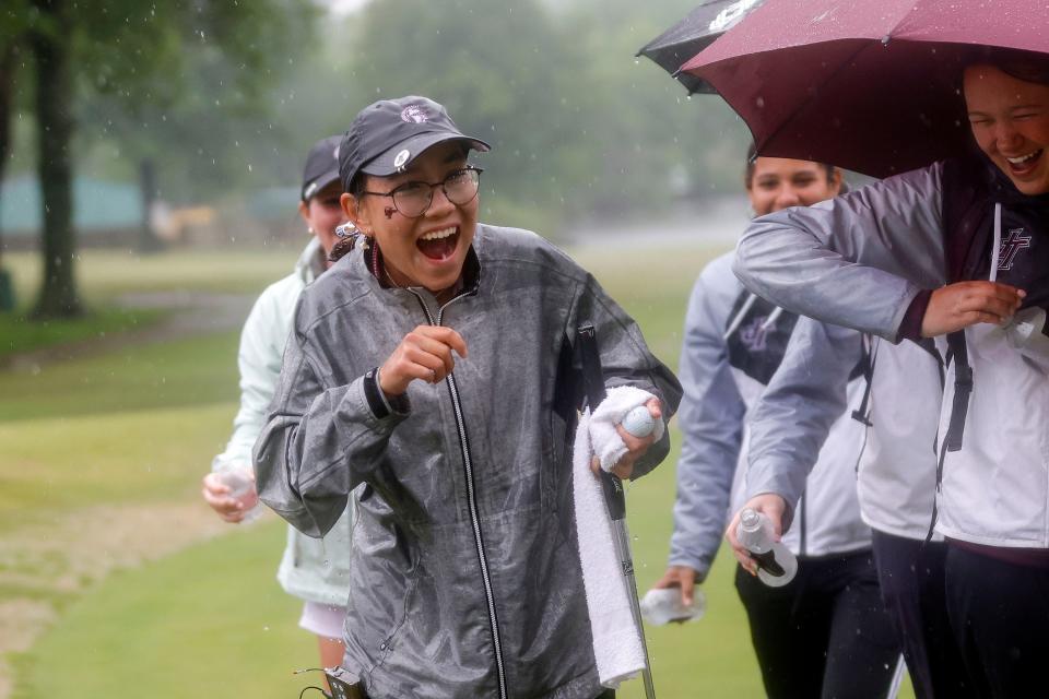 Lisa Herman reacciona después de ser rociada con agua en el green 18 después de terminar su ronda final del Campeonato Estatal de Golf Femenino 6A en Meadowbrook Country Club el jueves 4 de mayo de 2023 en Tulsa, Ok.  A la derecha está la estudiante de segundo año Isabella Joiner.  Jenks fue el campeón estatal por equipos y Herman fue el campeón estatal individual.