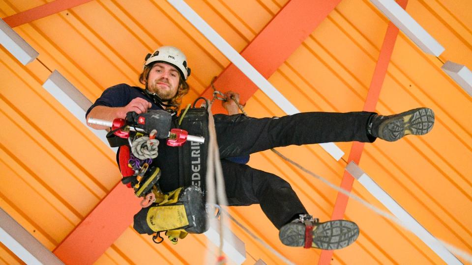 Safety first: Der Industriekletterer Manuel Driller ist mit Helm, Gurt, Karabinern, Seilen, Trägerklemmen, Sicherungsgerät, Abseilgerät und Erste-Hilfe-Tasche ausgestattet.