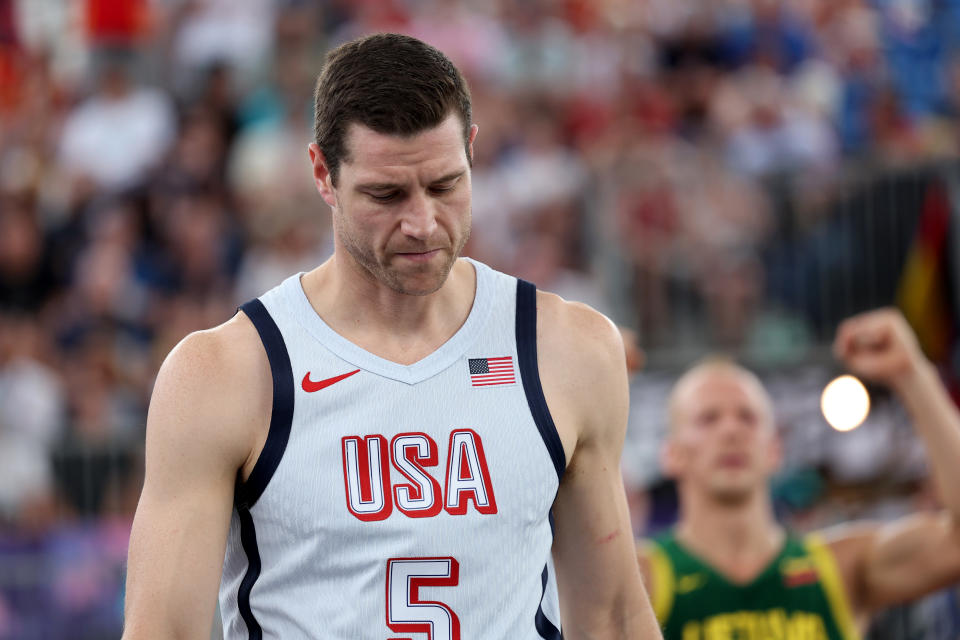 PARIS, PRANCIS - 01 AGUSTUS: Jimmer Fredette #5 dari Tim Amerika Serikat bereaksi setelah timnya kalah dalam pertandingan bola basket 3x3 putra antara Amerika Serikat dan Lithuania pada hari keenam Olimpiade Paris 2024 di Esplanade Des Invalides pada 01 Agustus 2024 di Paris, Prancis. (Foto oleh Elsa/Getty Images)