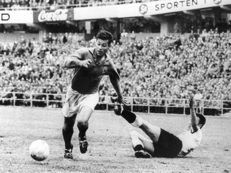 El delantero francés Just Fontaine anotó tres goles en el partido de la Copa del Mundo por el tercer puesto contra Alemania, el 28 de junio de 1958 en Gotemburgo, Suecia.