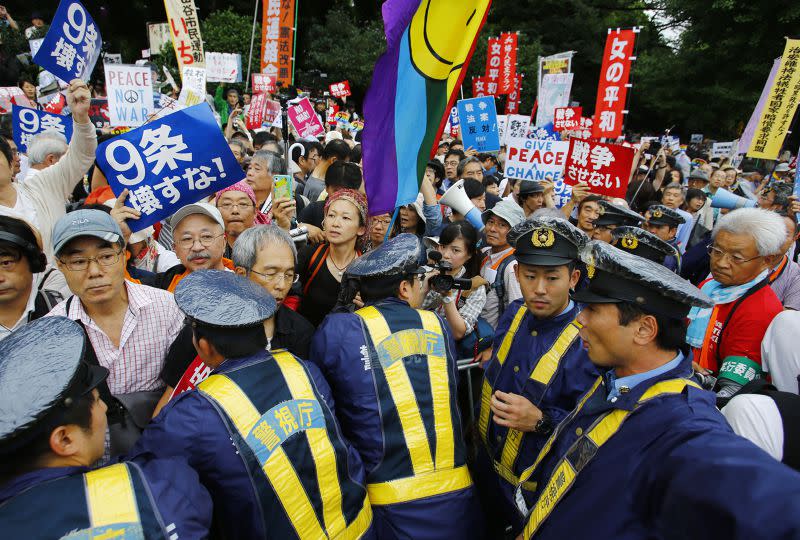 部分日本民眾29日與警方發生衝突。（美聯社）