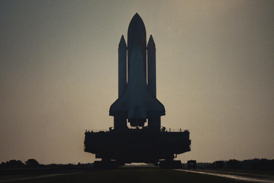 En esta imagen difundida por Netflix, el Challenger en la plataforma de lanzamiento en una escena de "Challenger: The Final Flight". La serie documental de cuatro episodios sobre el desastre del transbordador espacial Challenger en 1986 se estrena el miércoles. (NASA/Netflix vía AP)
