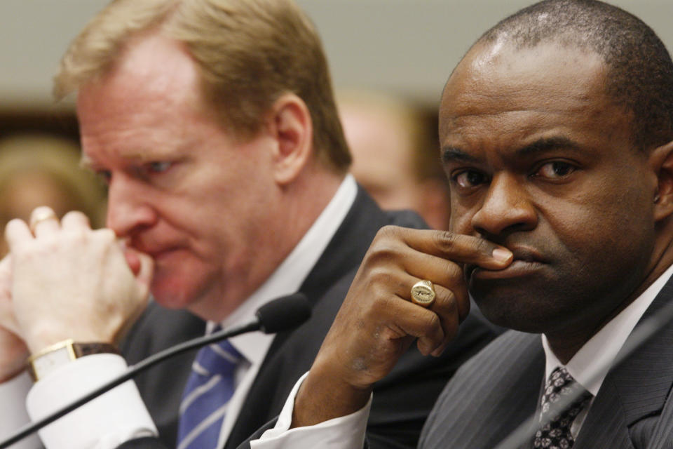 NFL Commissioner Roger Goodell (L) with NFL Players Association executive director DeMaurice Smith on Oct. 28, 2009, in Washington. (AP Photo/Charles Dharapak)