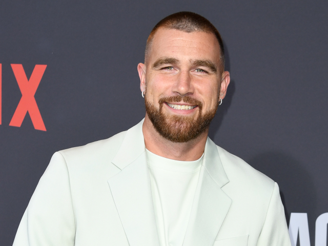 Travis Kelce's suit… that was a choice. : r/LiveFromNewYork