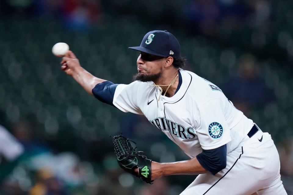 Seattle Mariners relief pitcher Yohan Ramirez throws against the Oakland Athletics in the eighth inning of a baseball game Monday, Sept. 27, 2021, in Seattle. (AP Photo/Elaine Thompson)