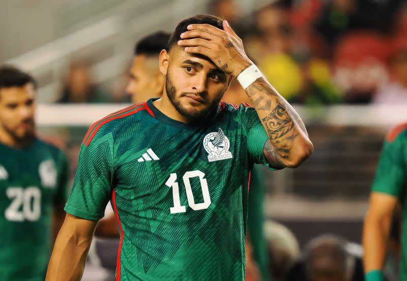 El delantero mexicano Alexis Vega (10) gesticula en un partido amistoso contra Colombia en el Levi's Stadium de Santa Clara, California