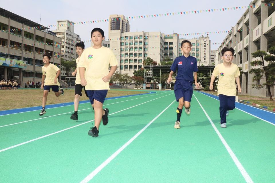 大同國小全新跑道在兒童節前落成啟用。   固：高雄市大同國小/提供