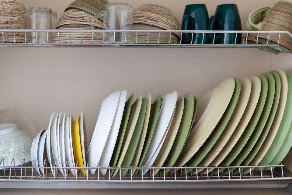 烘碗機不能烘塑膠？擺放技巧是什麼？烘碗機的正確使用方式（圖／Getty Images）
