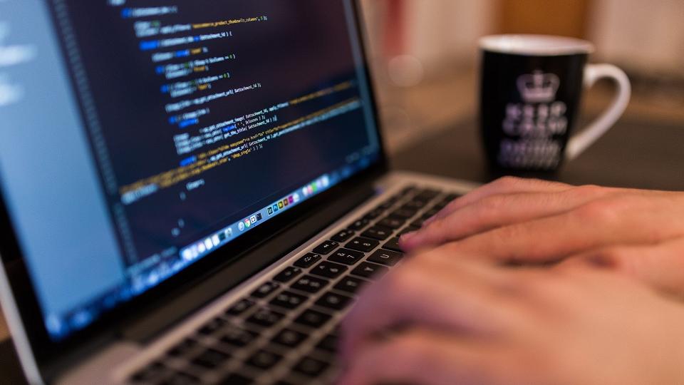 Según los expertos, el low code permite a las empresas salir rápido con algunos productos digitales