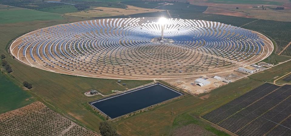 Planta de energía termosolar de concentración con sistema de almacenamiento térmico en sales fundidasen en Sevilla (España). <a href="https://commons.wikimedia.org/wiki/File:Gemasolar_Thermosolar_Plant_4.jpg" rel="nofollow noopener" target="_blank" data-ylk="slk:Kallerna/Wikimedia Commons;elm:context_link;itc:0;sec:content-canvas" class="link ">Kallerna/Wikimedia Commons</a>, <a href="http://creativecommons.org/licenses/by-sa/4.0/" rel="nofollow noopener" target="_blank" data-ylk="slk:CC BY-SA;elm:context_link;itc:0;sec:content-canvas" class="link ">CC BY-SA</a>