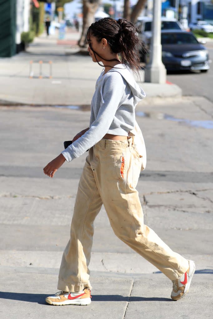 Malia Obama picks up coffee in Melrose Place on January 25, 2022. - Credit: 7/MEGA