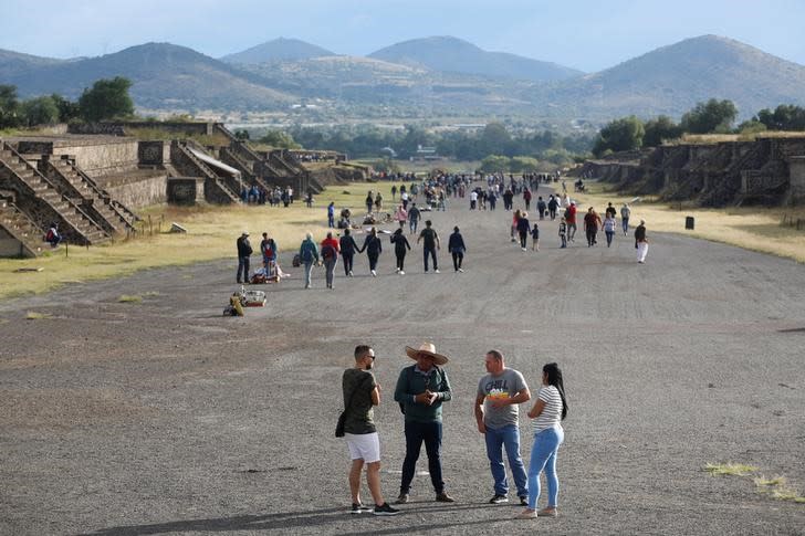 Foto de archivo ilustrativa de turistas recorriendo el complejo arqueológico de Teotihuacán, en las afueras de la Ciudad de México