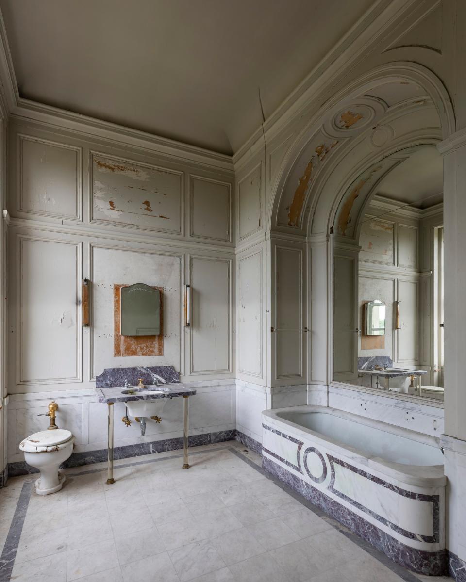 A bathroom in the Lynnewood Hall.