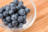 Blaubeeren mögen zwar klein sein, doch sie haben es faustdick unter der Schale! Die blauen Früchtchen sind voller Antioxidantien, Vitamine und Mineralien und dabei auch noch kalorienarm. Ihre natürlichen Inhaltsstoffe sind wahre Elastizitäts-Booster für die Haut und machen diese widerstandsfähiger gegen äußere Einflüsse. (Bild: thinkstock)