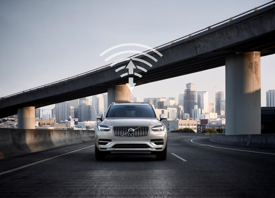 透過全面的車聯網系統，能夠更有效地運用道路效能。圖片摘自：Volvo